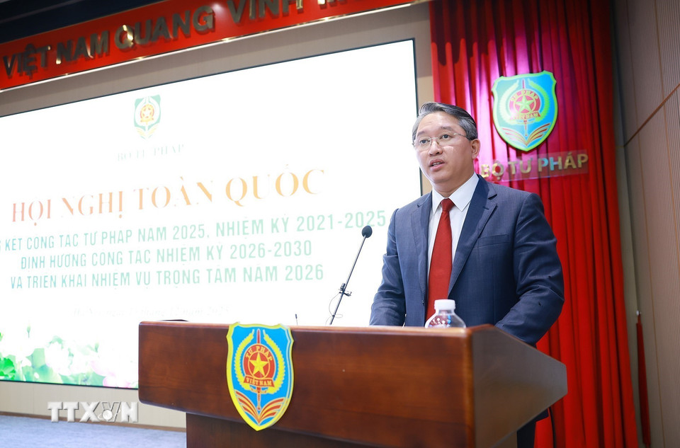 Bộ trưởng Bộ Tư pháp Nguyễn Hải Ninh báo cáo công tác Tư pháp năm 2025, nhiệm kỳ 2021-2025, định hướng công tác nhiệm kỳ 2026-2030 và triển khai nhiệm vụ trọng tâm năm 2026. (Ảnh: Dương Giang/TTXVN)