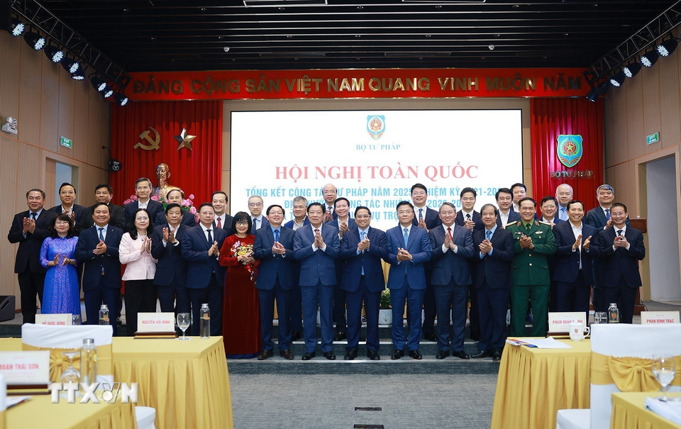 Thủ tướng Phạm Minh Chính với các đại biểu dự Hội nghị toàn quốc tổng kết công tác Tư pháp năm 2025. (Ảnh: Dương Giang/TTXVN)