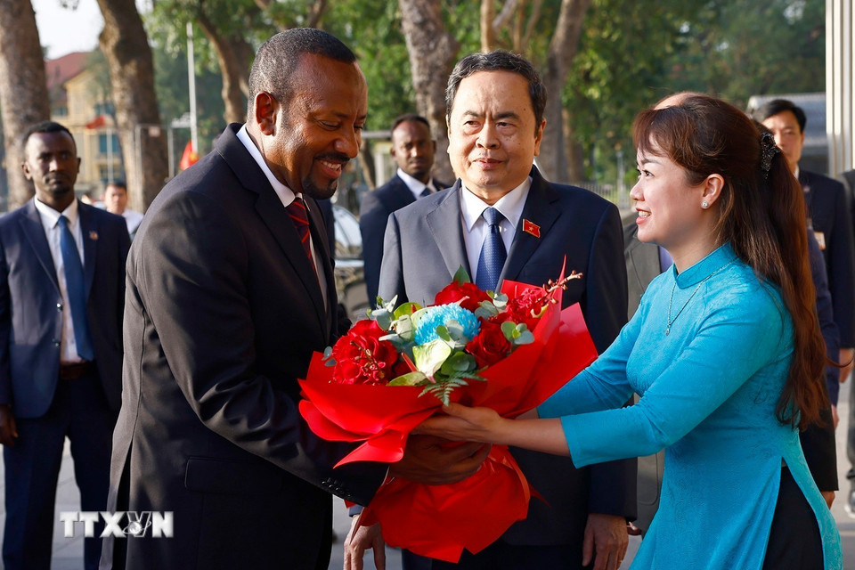 Chủ tịch Quốc hội Trần Thanh Mẫn đón Thủ tướng Cộng hòa Dân chủ Liên bang Ethiopia Abiy Ahmed Ali. (Ảnh: Doãn Tấn/TTXVN)