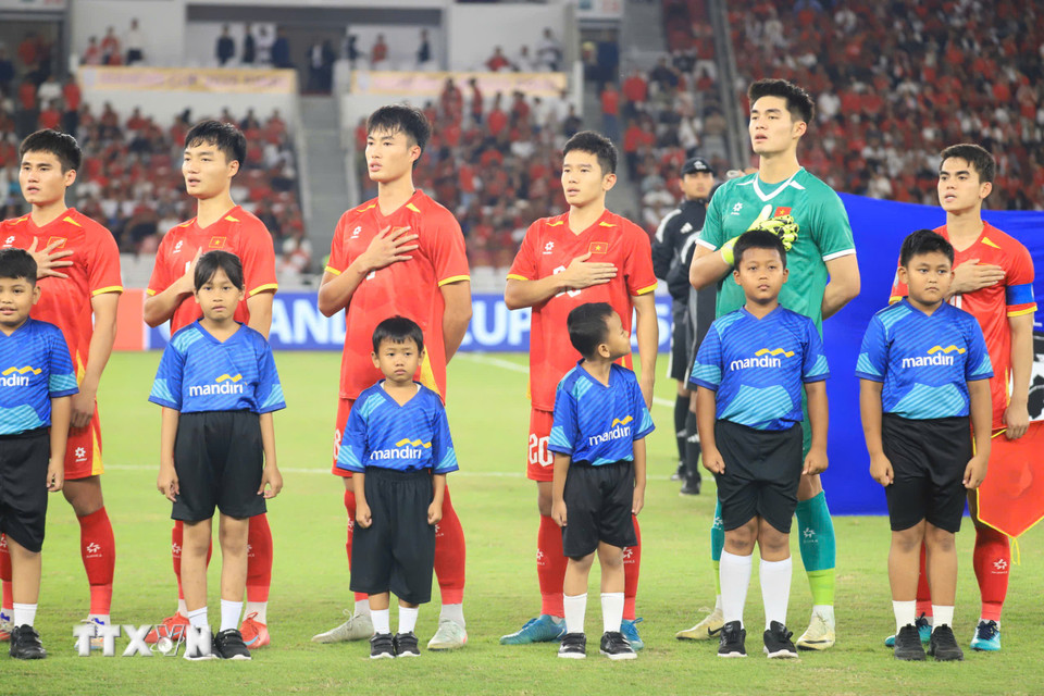 Cầu thủ U23 Việt Nam hát Quốc ca trước khi bước vào trận đấu. (Ảnh: Văn Phong/TTXVN)