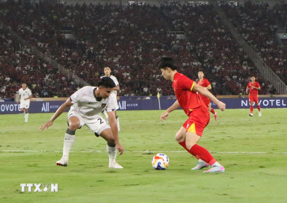 Pha xử lý bóng của cầu thủ Việt Nam trước vòng cấm địa Đội tuyển U23 Indonesia. (Ảnh: Văn Phong/TTXVN)