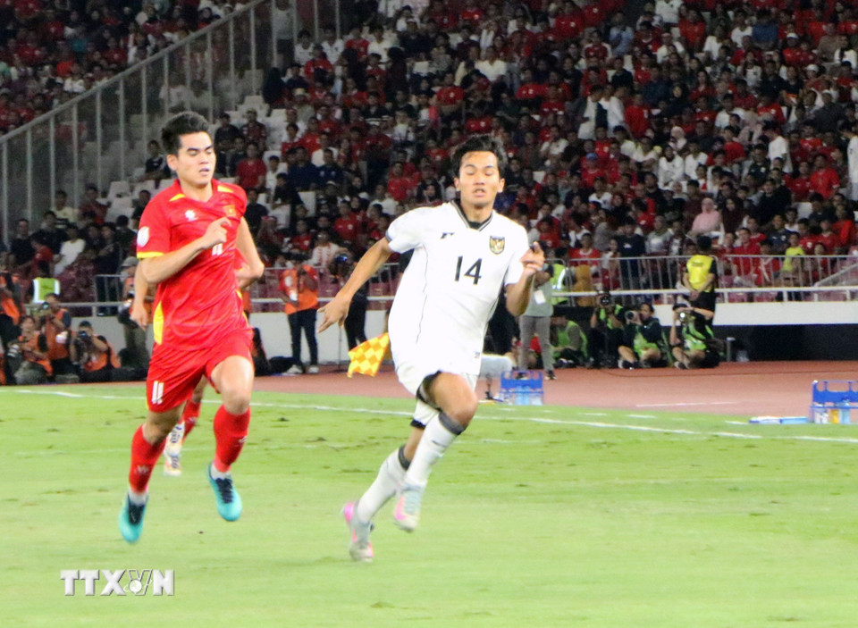 Khuất Văn Khang đua tốc độ với cầu thủ U23 Indonesia. (Ảnh: Văn Phong/TTXVN)