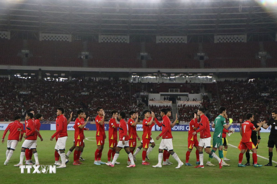 Đội tuyển U23 Indonesia bắt tay U23 Việt Nam trước khi bắt đầu trận đấu. (Ảnh: Văn Phong/TTXVN)