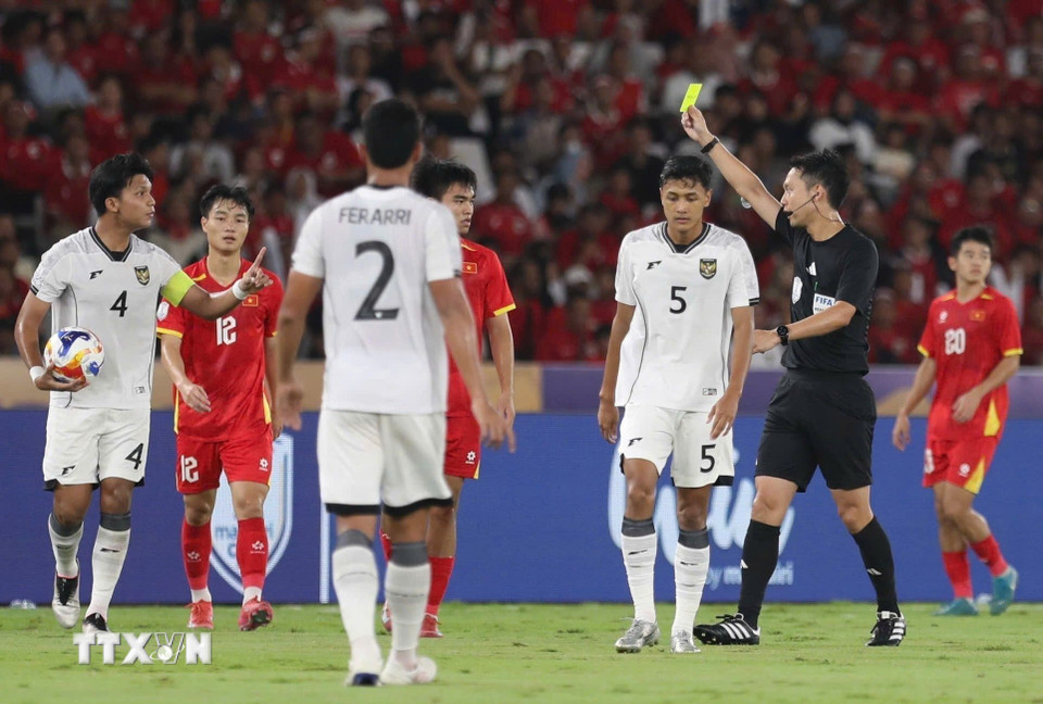 Trận đấu khá căng thẳng với nhiều pha phạm lỗi của cầu thủ hai đội. (Ảnh: TTXVN phát)