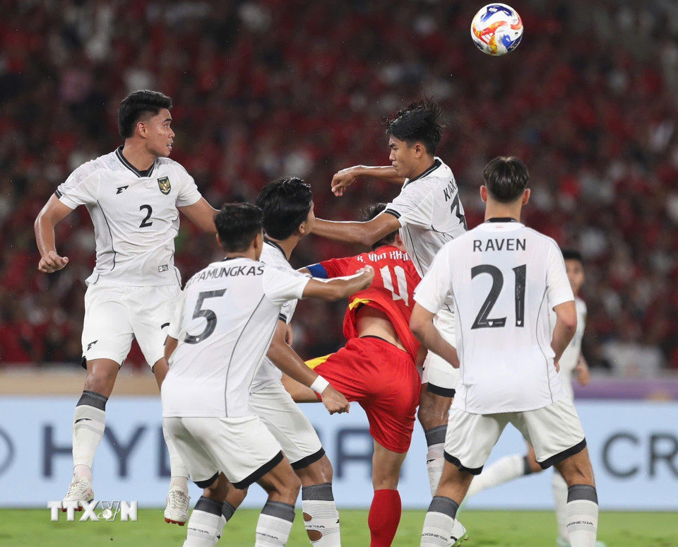 Hiểu Minh (U23 Việt Nam) trong vòng vây 5 cầu thủ U23 Indonesia. (Ảnh: TTXVN phát)