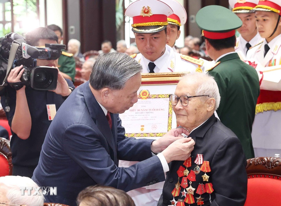Tổng Bí thư Tô Lâm trao tặng Huy hiệu Đảng cho các đồng chí lão thành cách mạng, nguyên lãnh đạo cao cấp của Đảng, Nhà nước. (Ảnh: Thống Nhất/TTXVN)