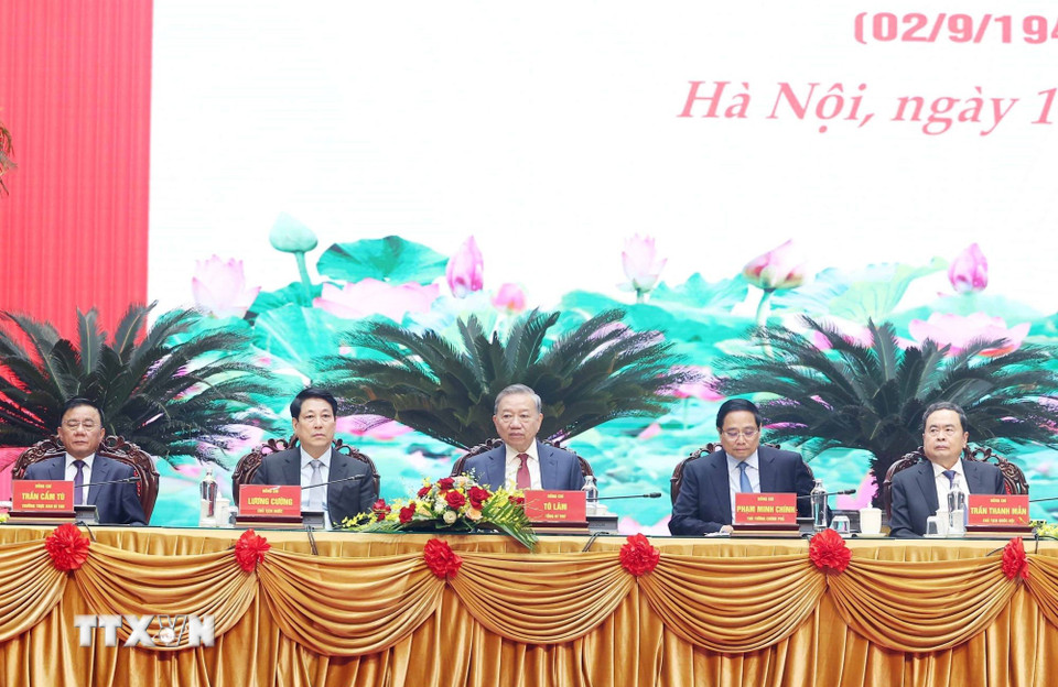 Tổng Bí thư Tô Lâm và các đồng chí lãnh đạo Đảng, Nhà nước chủ trì buổi gặp mặt. (Ảnh: Thống Nhất/TTXVN)