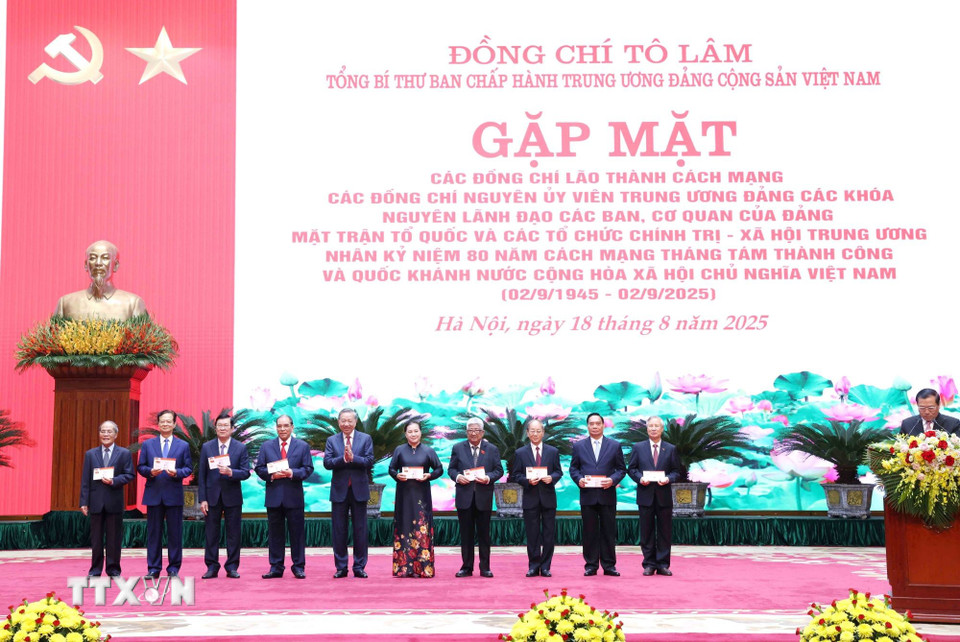 Tổng Bí thư Tô Lâm trao Thẻ đảng viên (mẫu mới) các các đồng chí nguyên lãnh đạo Đảng, Nhà nước. (Ảnh: Phương Hoa/TTXVN)