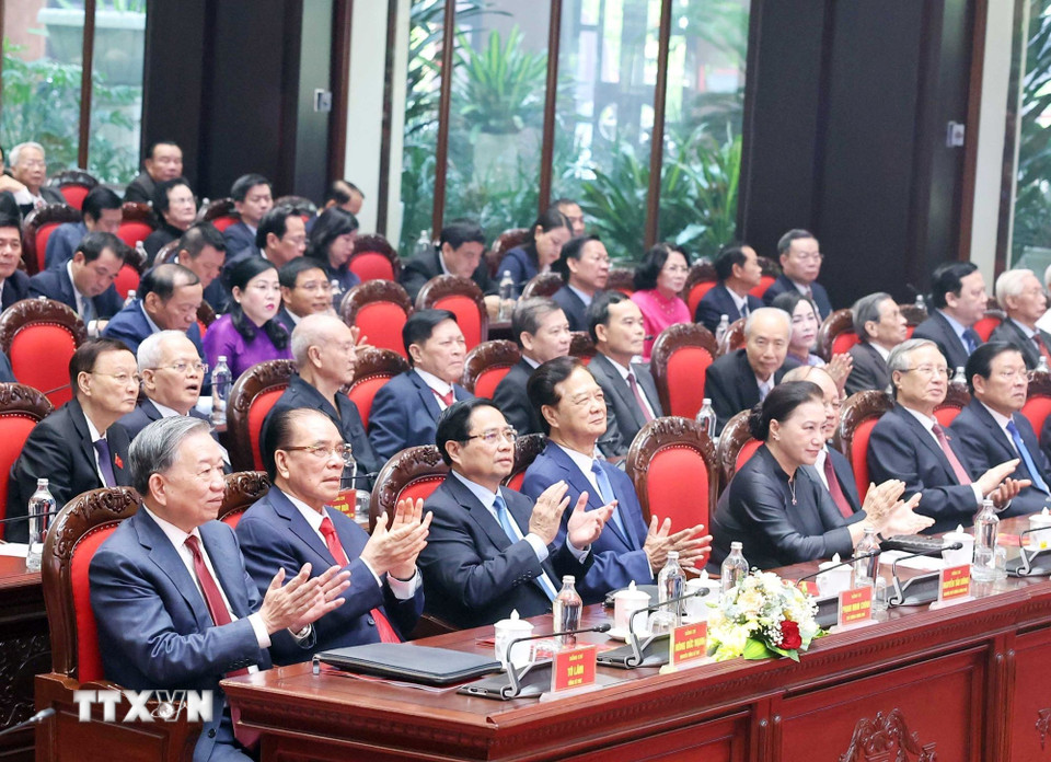 Tổng Bí thư Tô Lâm và các đồng chí lãnh đạo, nguyên lãnh đạo Đảng, Nhà nước tham dự buổi gặp mặt. (Ảnh: Thống Nhất/TTXVN)