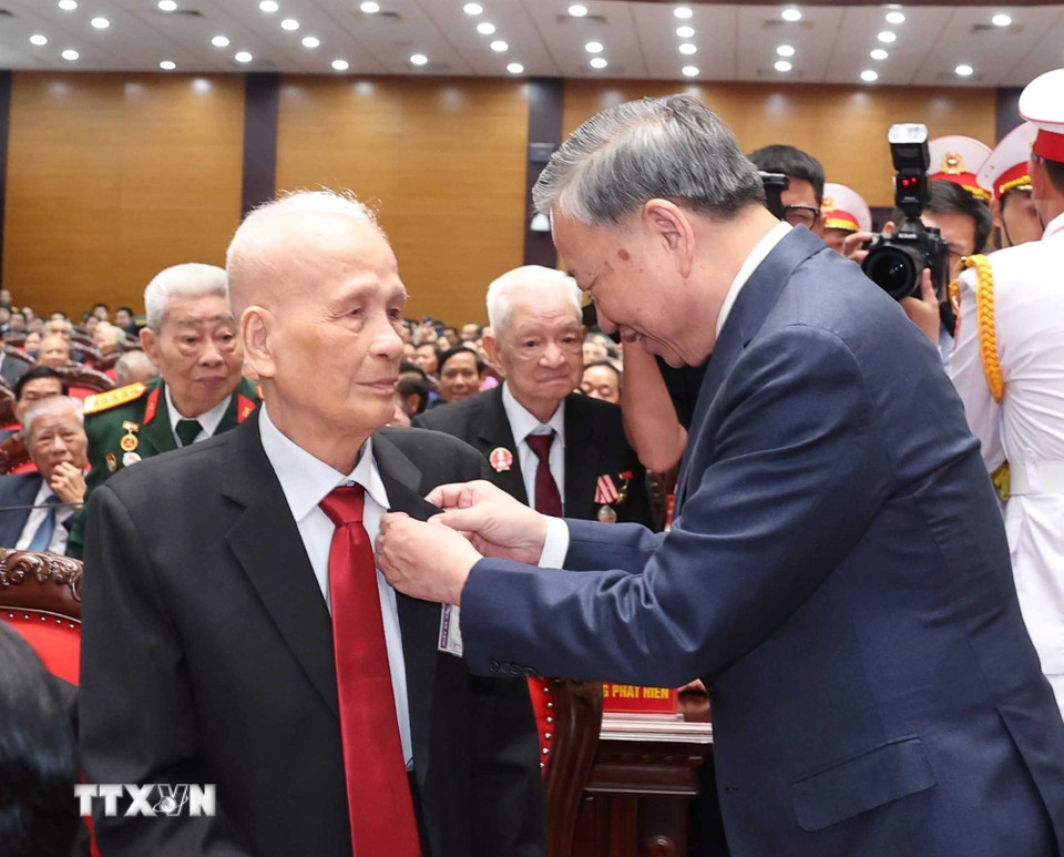 Tổng Bí thư Tô Lâm trao tặng Huy hiệu Đảng cho các đồng chí lão thành cách mạng, nguyên lãnh đạo cao cấp của Đảng, Nhà nước. (Ảnh: Thống Nhất/TTXVN)