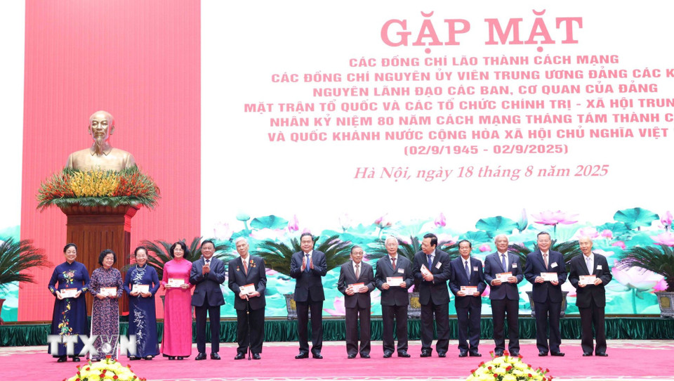 Tổng Bí thư Tô Lâm trao Thẻ đảng viên (mẫu mới) các các đồng chí nguyên lãnh đạo Đảng, Nhà nước. (Ảnh: Phương Hoa/TTXVN)