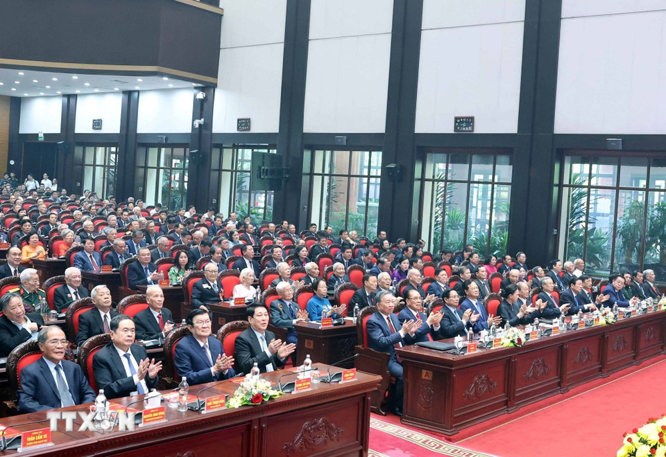 Tổng Bí thư Tô Lâm và các đồng chí lãnh đạo, nguyên lãnh đạo Đảng, Nhà nước tham dự buổi gặp mặt. (Ảnh: Thống Nhất/TTXVN)