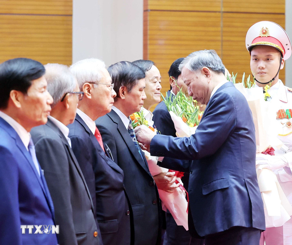 Tổng Bí thư Tô Lâm trao tặng Huy hiệu Đảng cho các đồng chí lão thành cách mạng, nguyên lãnh đạo cao cấp của Đảng, Nhà nước. (Ảnh: Thống Nhất/TTXVN)