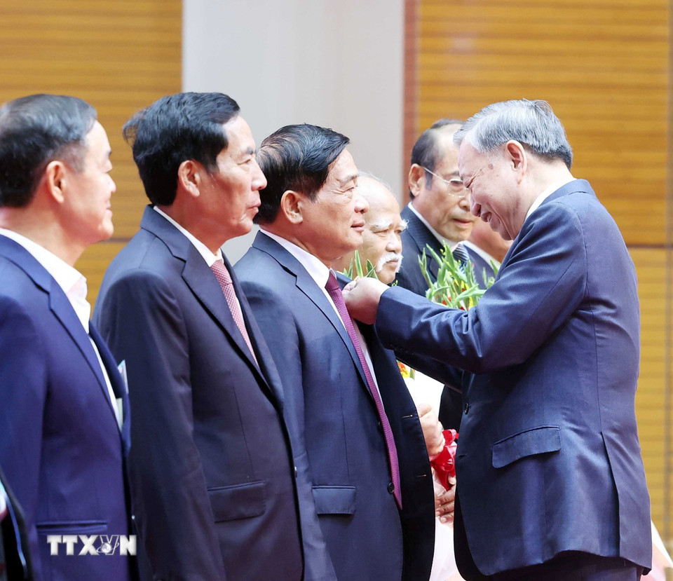 Tổng Bí thư Tô Lâm trao tặng Huy hiệu Đảng cho các đồng chí lão thành cách mạng, nguyên lãnh đạo cao cấp của Đảng, Nhà nước. (Ảnh: Thống Nhất/TTXVN)