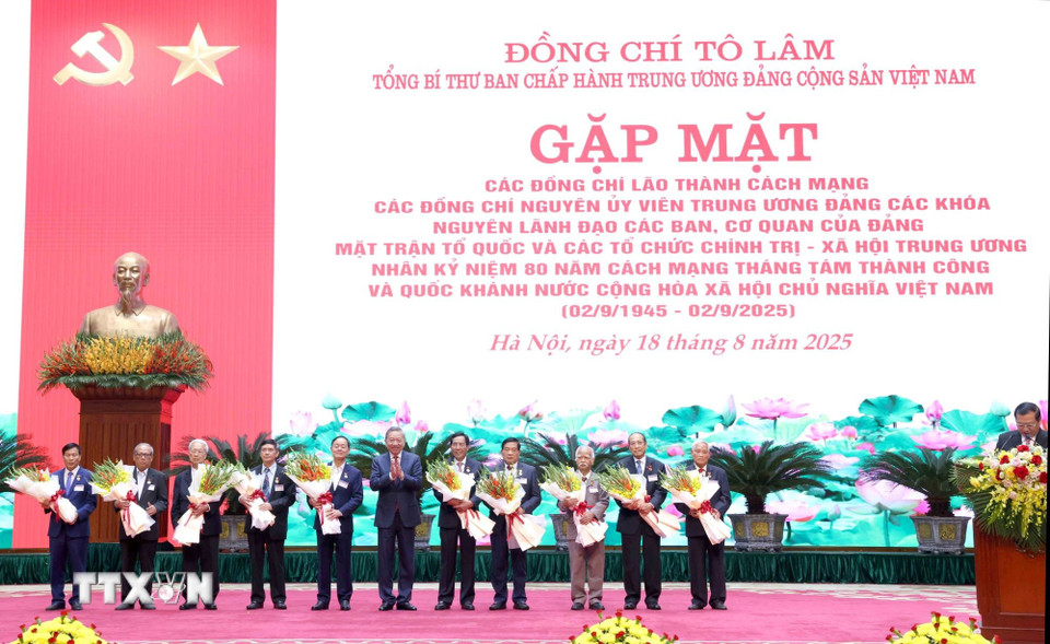 Tổng Bí thư Tô Lâm trao Huy hiệu Đảng cho các các đồng chí lão thành cách mạng, nguyên lãnh đạo Đảng, Nhà nước. (Ảnh: Phương Hoa/TTXVN)