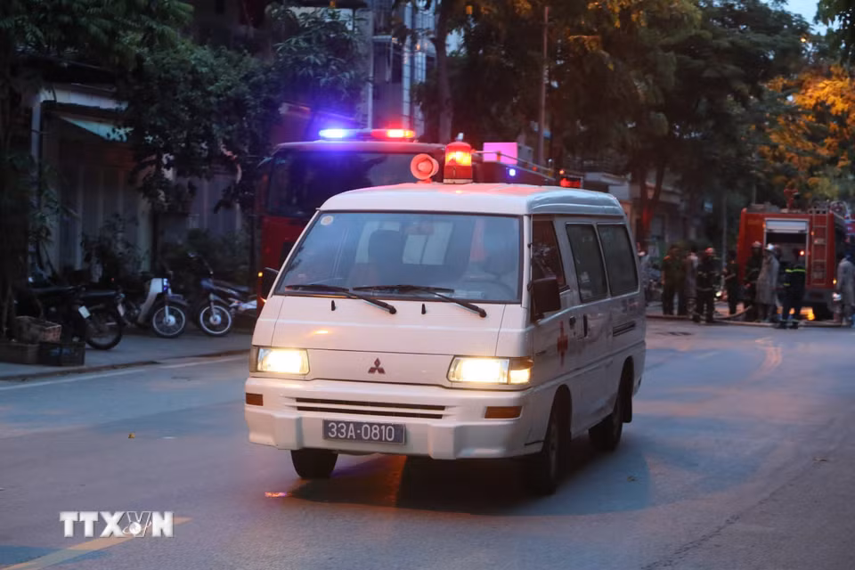 Lực lượng y tế có mặt tại hiện trường. (Ảnh: Tuấn Anh/TTXVN)