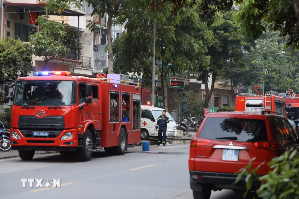 Lực lượng Phòng cháy chữa cháy và cơ quan chức năng có mặt tại hiện trường. (Ảnh: Phạm Kiên/TTXVN)