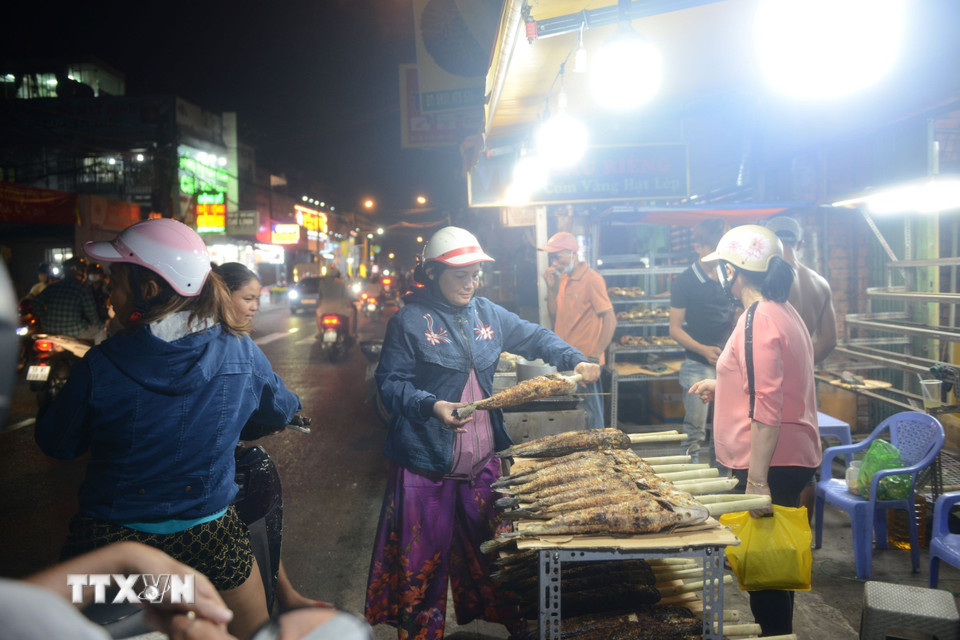 Dùng thân mía nướng sẽ làm cho thịt cá ngọt hơn và xiên không bị cháy. (Ảnh: Mạnh Linh/TTXVN)