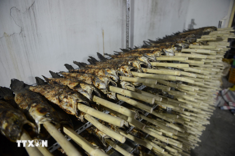 Cá lóc nướng có giá từ 200.000-220.000 đồng/con tùy vào độ to nhỏ. (Ảnh: Mạnh Linh/TTXVN)