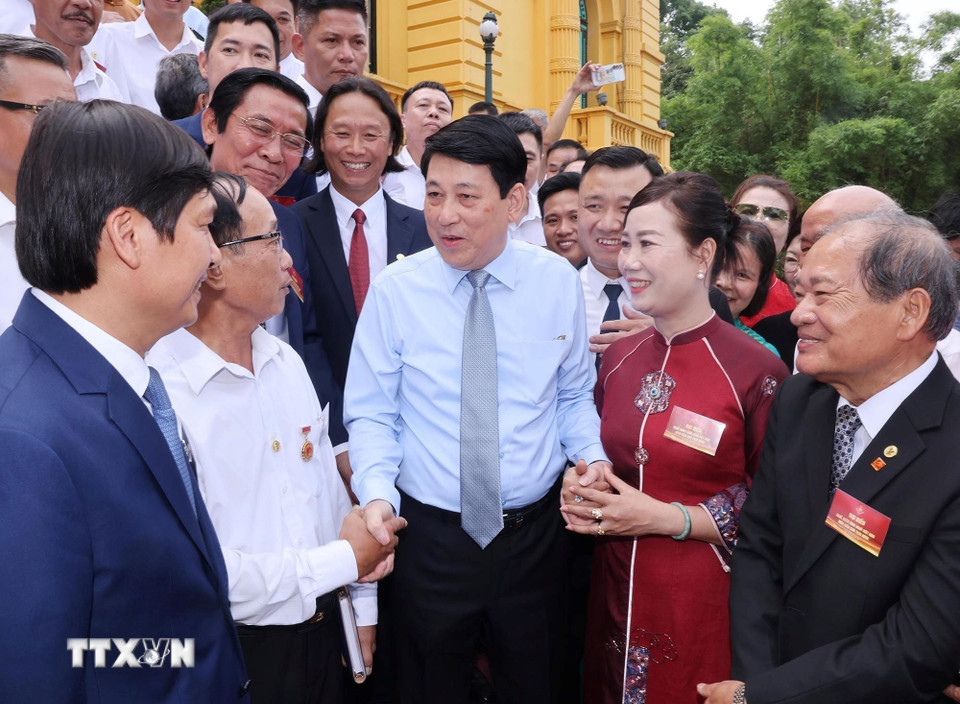 Chủ tịch nước Lương Cường với các nghệ nhân làng nghề tiêu biểu toàn quốc. (Ảnh: Lâm Khánh/TTXVN)