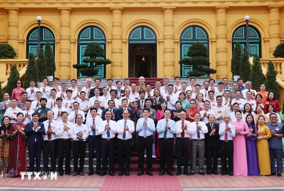 Chủ tịch nước Lương Cường với các nghệ nhân làng nghề tiêu biểu toàn quốc. (Ảnh: Lâm Khánh/TTXVN)