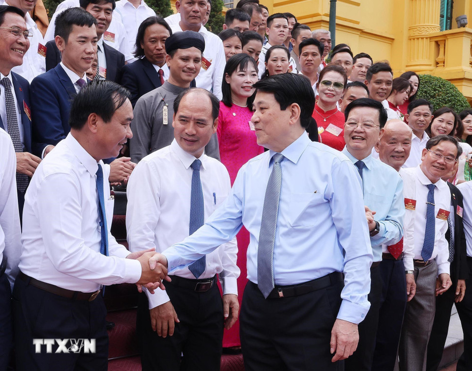 Chủ tịch nước Lương Cường với các nghệ nhân làng nghề tiêu biểu toàn quốc. (Ảnh: Lâm Khánh/TTXVN)