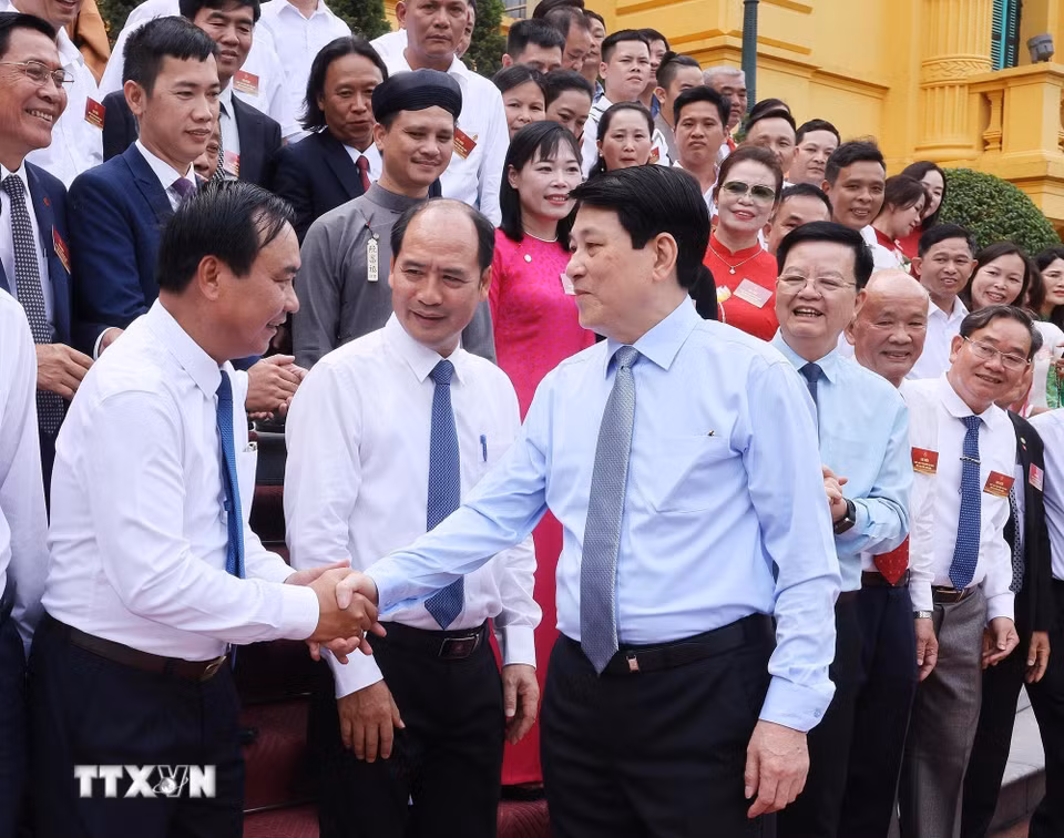 Chủ tịch nước Lương Cường với các nghệ nhân làng nghề tiêu biểu toàn quốc. (Ảnh: Lâm Khánh/TTXVN)