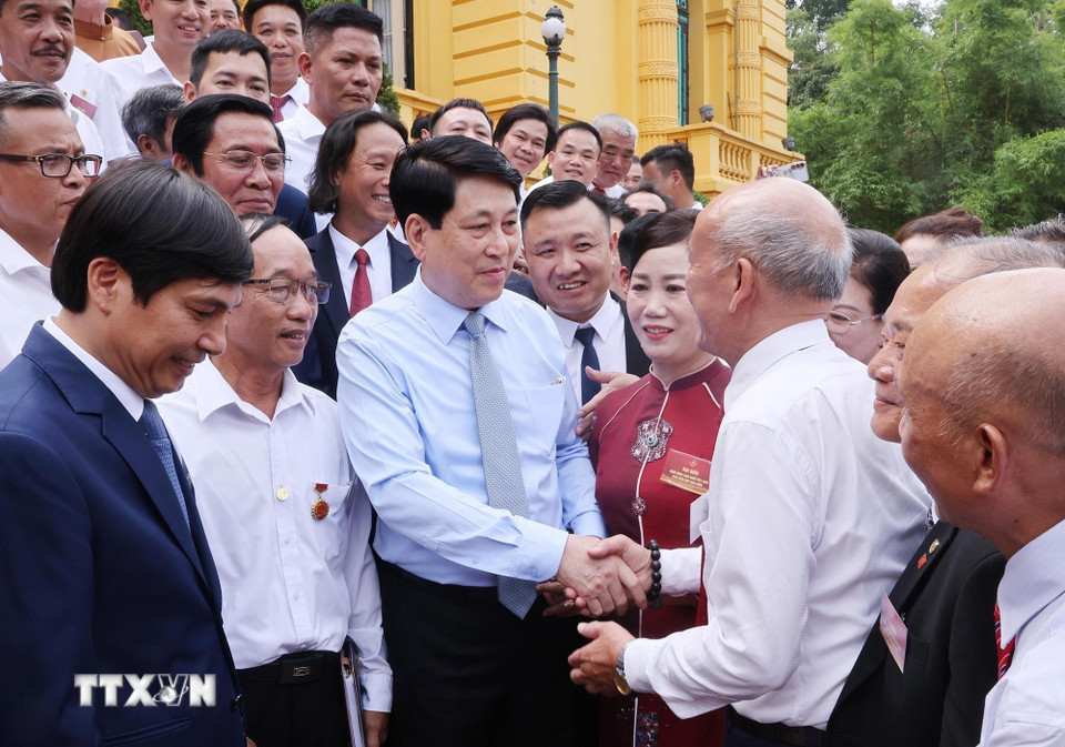 Chủ tịch nước Lương Cường với các nghệ nhân làng nghề tiêu biểu toàn quốc. (Ảnh: Lâm Khánh/TTXVN)