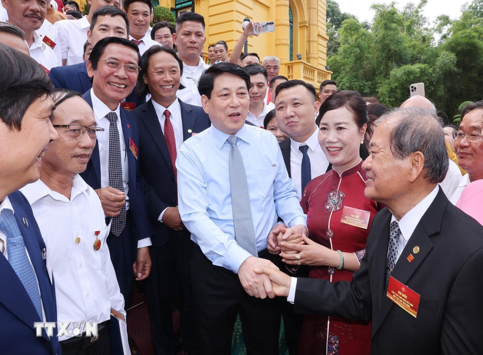Chủ tịch nước Lương Cường với các nghệ nhân làng nghề tiêu biểu toàn quốc. (Ảnh: Lâm Khánh/TTXVN)