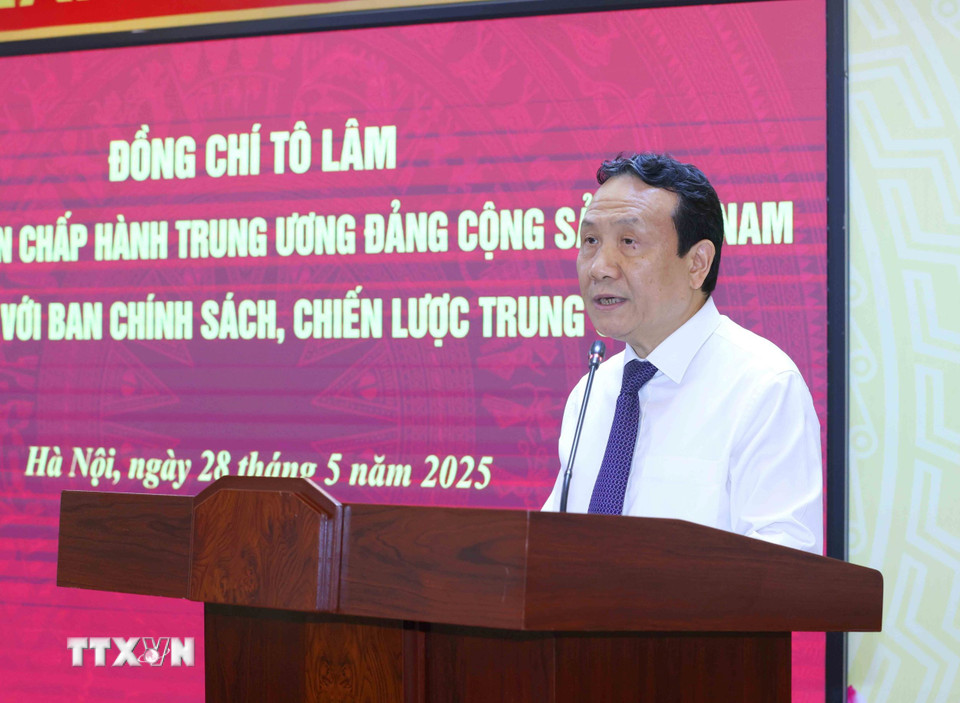 Đồng chí Nguyễn Hồng Sơn, Phó Trưởng Ban Chính sách, chiến lược Trung ương phát biểu tại buổi làm việc. (Ảnh: Phương Hoa/TTXVN)