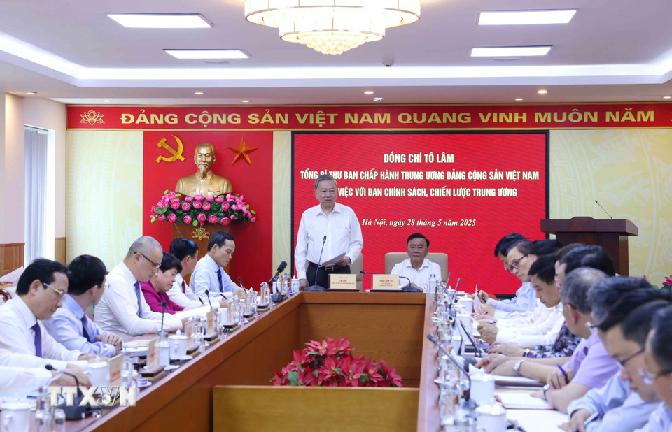 Tổng Bí thư Tô Lâm làm việc với Ban Chính sách, chiến lược Trung ương về cơ chế, chính sách quản lý hiệu quả thị trường vàng trong thời gian tới. (Ảnh: Phương Hoa/TTXVN)