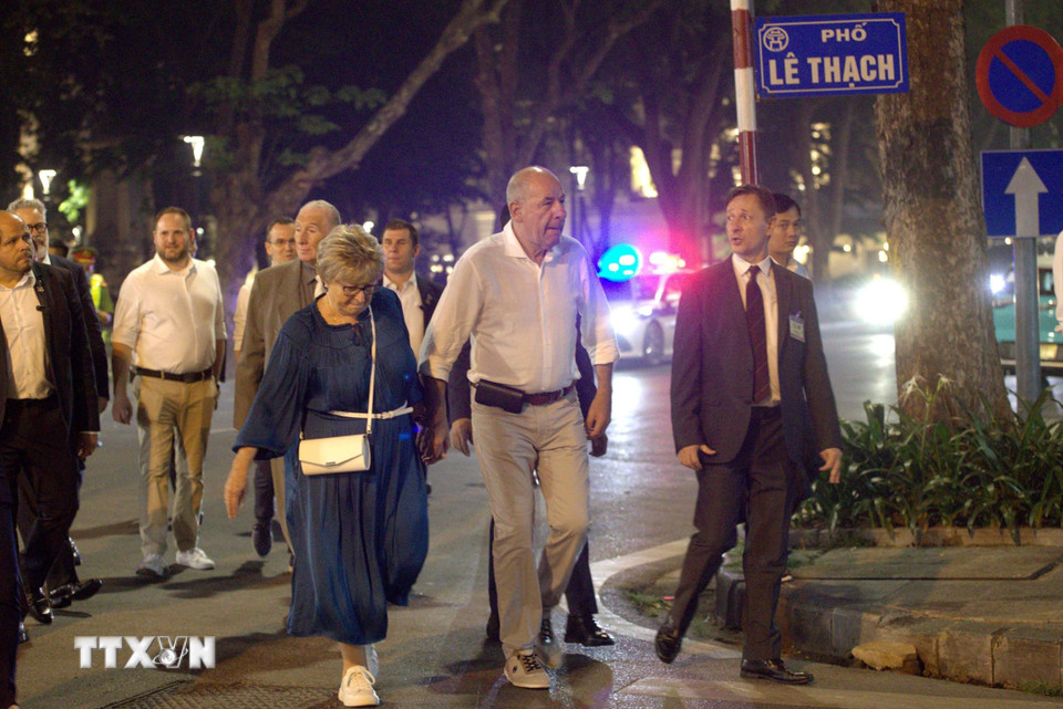 Tổng thống Hungary Sulyok Tamás và Phu nhân đi dạo tại phố Lê Thạch. (Ảnh: An Đăng/TTXVN)