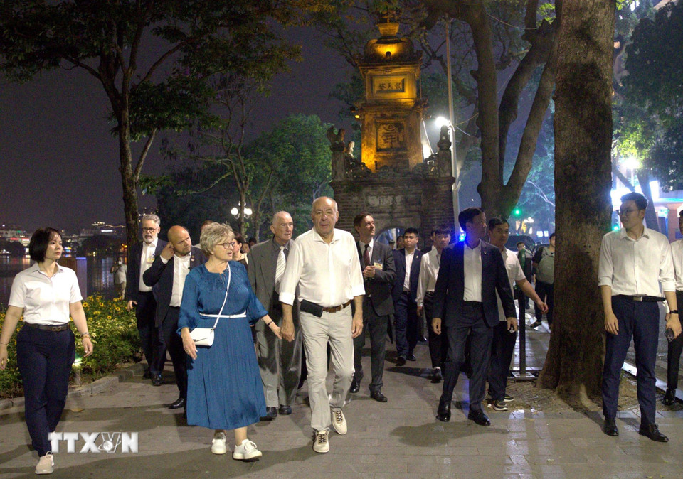 Tổng thống Hungary Sulyok Tamás và Phu nhân đi dạo tại khu vực hồ Hoàn Kiếm. (Ảnh: An Đăng/TTXVN)