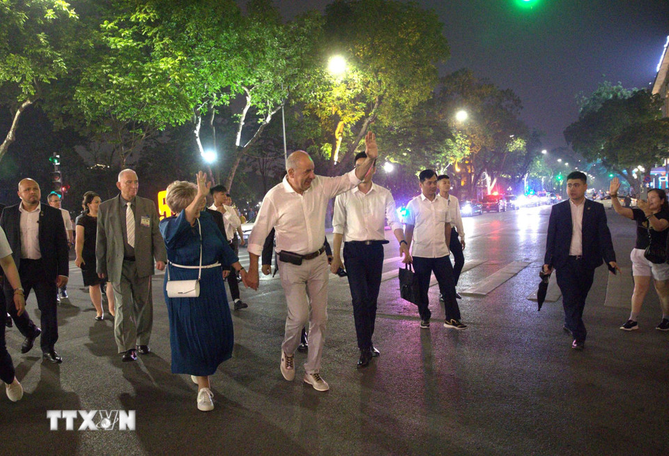 Tổng thống Hungary Sulyok Tamás và Phu nhân đi dạo tại khu vực hồ Hoàn Kiếm. (Ảnh: An Đăng/TTXVN)