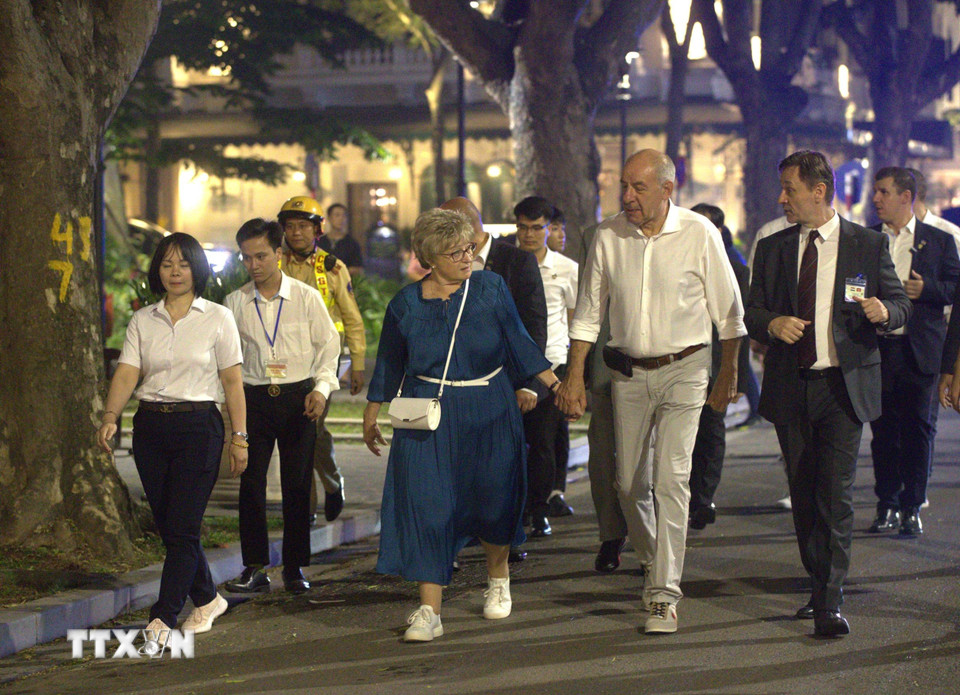 Tổng thống Hungary Sulyok Tamás và Phu nhân đi dạo một số khu phố Hà Nội. (Ảnh: An Đăng/TTXVN)