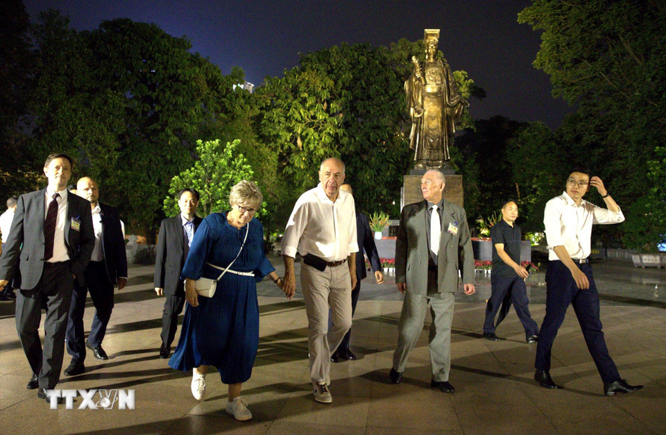 Tổng thống Hungary Sulyok Tamás và Phu nhân đi dạo tại khu vực hồ Hoàn Kiếm. (Ảnh: An Đăng/TTXVN)