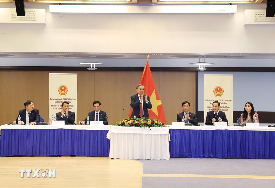 Tổng Bí thư Tô Lâm và đại biểu đoàn Việt Nam tại buổi tiếp Hội hữu nghị Phần Lan-Việt Nam và nhóm chuyên gia Phần Lan từng tham gia các dự án hỗ trợ tại Việt Nam. (Ảnh: Thống Nhất/TTXVN)