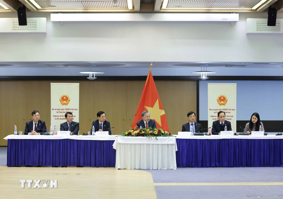 Tổng Bí thư Tô Lâm và đại biểu đoàn Việt Nam tại buổi tiếp Hội hữu nghị Phần Lan-Việt Nam và nhóm chuyên gia Phần Lan từng tham gia các dự án hỗ trợ tại Việt Nam. (Ảnh: Thống Nhất/TTXVN)