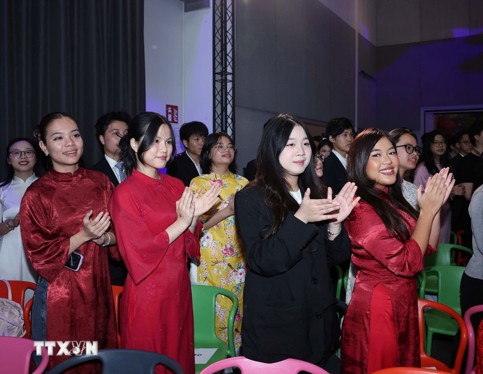 Sinh viên Việt Nam đang theo học tại Helsinki dự buổi gặp gỡ Tổng Bí thư Tô Lâm. (Ảnh: Thống Nhất/TTXVN)