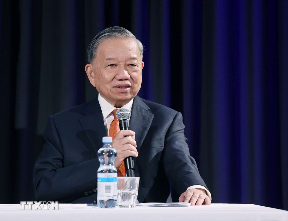 Tổng Bí thư Tô Lâm nói chuyện với sinh viên Việt Nam đang theo học tại Helsinki. (Ảnh: Thống Nhất/TTXVN)