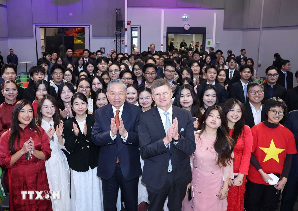 Tổng Bí thư Tô Lâm và ông Ilkka Niemela, Chủ tịch Đại học Aalto với sinh viên Việt Nam đang theo học tại Helsinki. (Ảnh: Thống Nhất/TTXVN)