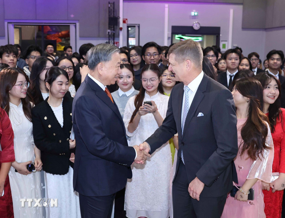 Tổng Bí thư Tô Lâm và ông Ilkka Niemela, Chủ tịch Đại học Aalto với sinh viên Việt Nam đang theo học tại Helsinki. (Ảnh: Thống Nhất/TTXVN)