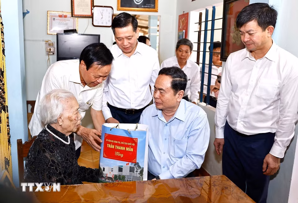 Chủ tịch Quốc hội Trần Thanh Mẫn thăm, tặng quà Mẹ Việt Nam Anh hùng Đào Thị Vui. (Ảnh: Doãn Tấn/TTXVN)