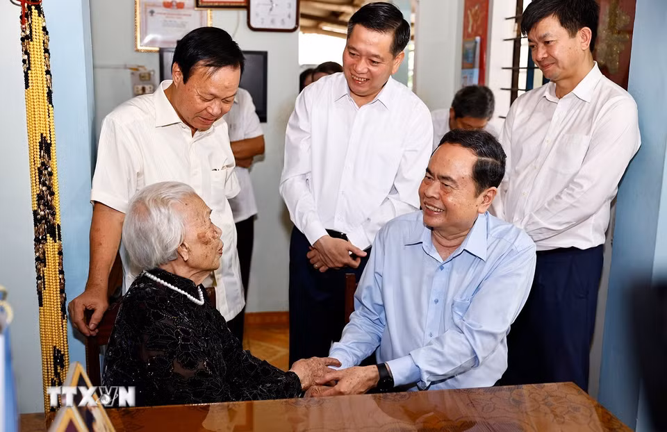 Chủ tịch Quốc hội Trần Thanh Mẫn thăm, tặng quà Mẹ Việt Nam Anh hùng Đào Thị Vui. (Ảnh: Doãn Tấn/TTXVN)