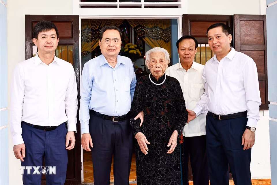 Chủ tịch Quốc hội Trần Thanh Mẫn thăm, tặng quà Mẹ Việt Nam Anh hùng Đào Thị Vui. (Ảnh: Doãn Tấn/TTXVN)