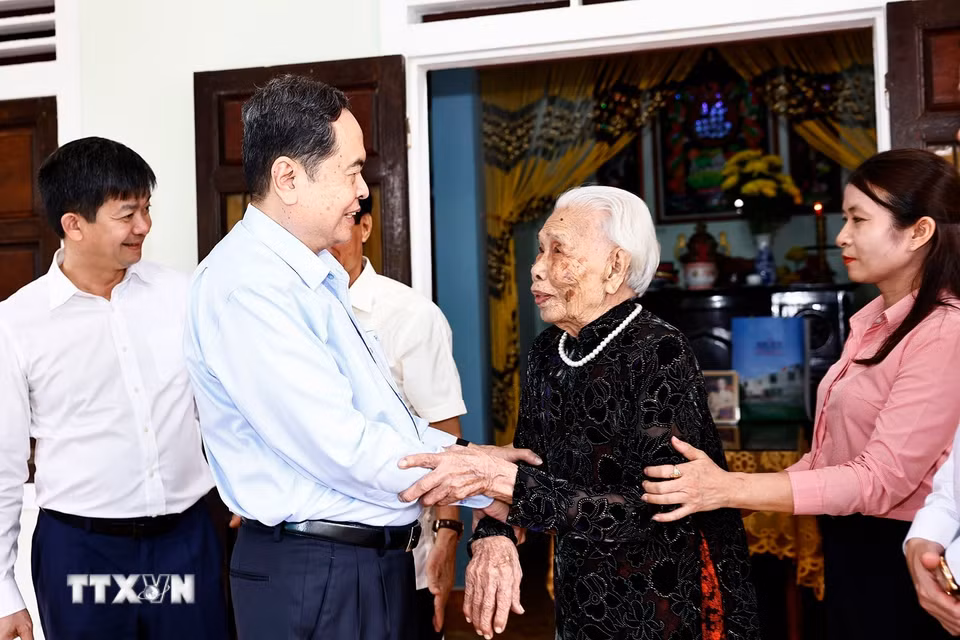 Chủ tịch Quốc hội Trần Thanh Mẫn thăm, tặng quà Mẹ Việt Nam Anh hùng Đào Thị Vui. (Ảnh: Doãn Tấn/TTXVN)