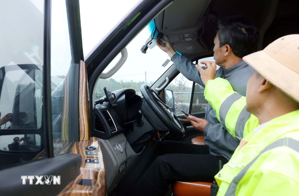 Trong quá trình làm nhiệm vụ, tổ công tác CSGT cũng liên tục kiểm tra và nhắc nhở các tài xế điều chỉnh góc camera sao cho chuẩn xác để có thể giám sát đầy đủ quá trình phương tiện di chuyển trên đường. (Ảnh: Phạm Kiên/TTXVN)