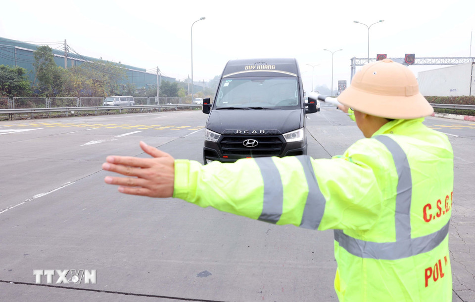 Lực lượng CSGT dừng, kiểm tra một xe tại tuyến cao tốc Pháp Vân-Cầu Giẽ. (Ảnh: Phạm Kiên/TTXVN)