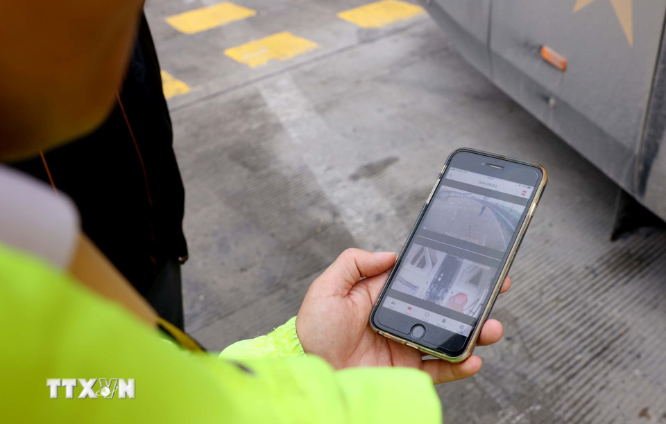 Theo quy định, các phương tiện hoạt động kinh doanh vận tải bắt buộc phải lắp đặt thiết bị giám sát hành trình có tích hợp camera quan sát và camera giám sát người lái xe. Dữ liệu hình ảnh được cung cấp cho cơ quan Công an, thanh tra giao thông và cơ quan cấp giấy phép nhằm kiểm soát hoạt động của lái xe; ngăn ngừa, xử lý xe chở quá tải, nhồi nhét khách, chạy sai hành trình, luồng tuyến. (Ảnh: Phạm Kiên/TTXVN)