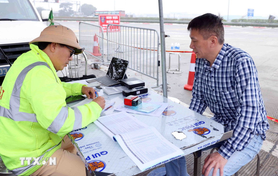 Một trường hợp vi phạm tốc độ tại tuyến cao tốc Pháp Vân-Cầu Giẽ bị tổ công tác phát hiện và lập biên bản xử lý. (Ảnh: Phạm Kiên/TTXVN)